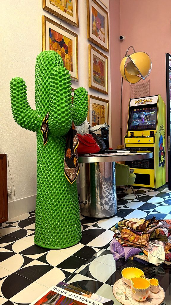 Cactus Gufram verde nella selezione di design e vintage di Depot a Siracusa